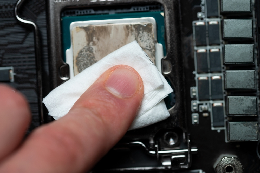 Process of cleaning thermal paste off CPU - International Inside